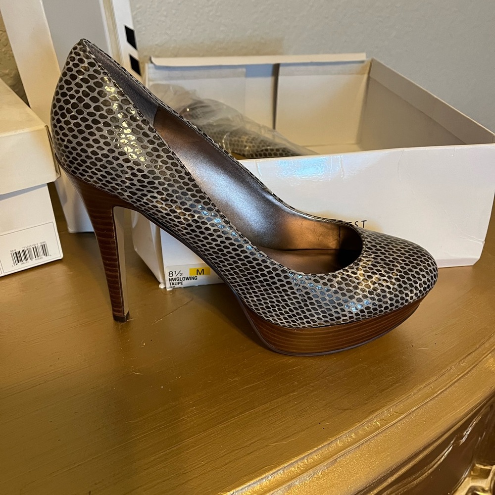 New in Box Nine West platform pumps 8.5